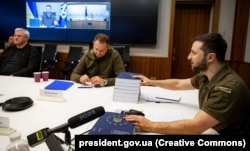 Президент України Володимир Зеленський під час розмови через відеозв’язок з головою Єврокомісії Урсулою фон дер Ляєн продемонстрував другу частину заповненого опитувальника для отримання Україною статусу кандидата на членство в ЄС. Київ, 9 травня 2022 року