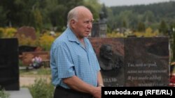 Радзім Гарэцкі ля магілы Генадзя Бураўкіна, архіўнае фота
