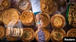 Покупка хлеба в Казахстане. Иллюстративное фото.