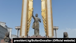 Памятник Исмоили Сомони в центре столицы 