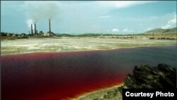 Один из водоёмов города Карабаш окрасился в уникальный рубиновый цвет