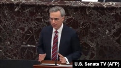 ԱՄՆ նախագահական վարչակազմի իրավաբանական հարցերով խորհրդական Պետ Սիպոլոնեն ելույթ է ունենում Սենատում, Վաշինգտոն, 25 հունվարի, 2020թ.