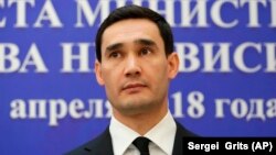 Türkmenistanyň at gazanan tälimçisi Serdar Berdimuhamedow.