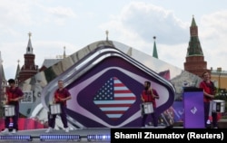 “Интервидение” сынагына 100 күн калганы белгиленген иш-чара. Артисттер АКШнын желеги чагылдырылган экрандын жанында өнөр көрсөтүп жатышат. 12-июнь, 2025-жыл.