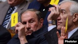 Armenia - Opposition leader Levon Ter-Petrosian (L) votes at the founding congress of his Armenian National Congress party in Yerevan, 13Apr2013.