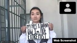 Активистка Диана Баймагамбетова, находящаяся под стражей в СИЗО, с плакатом на английском языке «I am not extremist» («Я не экстремист»). Алматы, 28 сентября 2021 года