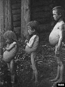 Идел буенда ачлыктан интеккән 5, 7 һәм 12 яшьлек өч ятим бала, 10 июнь 1922 ел