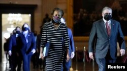 Члены Палаты представителей демократы, выступающие в качестве обвинителей на процессе над Дональдом Трампом в Сенате