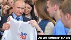 10-njy ýanwarda Moskwada Russiýanyň prezidenti Wladimir Putiniň özüniň saýlaw kampaniýasynyň edarasyna baryp gördi.