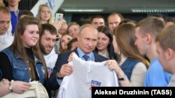 Владимир Путин во время общения с волонтерами своего предвыборного штаба в Гостином дворе. Москва, 10 января 2018 года