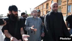 Շիրակի թեմի առաջնորդ Միքայել արքեպիսկոպոս Աջապահյանը Մայր Աթոռից քայլում է դեպի Երևան՝ Քննչական կոմիտե, 27-ը հունիսի, 2025թ.