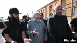 Միքայել արքեպիսկոպոս Աջապահյանը Քննչական կոմիտե գնալու ճանապարհին, 27-ը հունիսի, 2025 թ. 