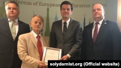 Кырымтатар җитәкчесе Мостафа Җәмилев АКШ рәсмиләреннән "Кырым декларациясе"н ала. 26 июль 2018