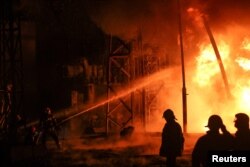 Harkow. Ýangyn söndürijiler rus zarbasy netijesinde turan ýangyny öçürýärler.