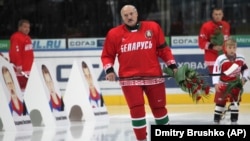 Александр Лукашенко хоккей ойноп жатат. 2011-жылы тартылган сүрөт.