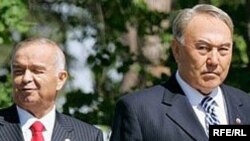 Президент Казахстана Нурсултан Назарбаев и президент Узбекистана Ислам Каримов (слева).  