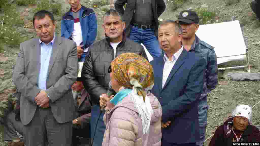 Акматбек Келдибековдун жактоочулары депутат камактан чыкмайынча жолду ачпастыгын, өздөрүнө карата чыккан Алай райондук сотунун чечимин тааныбастыгын билдиришти. Ички иштер министринин орун басары Курсан Асанов жол тоскондорго каршы күч колдонулбасын убада кылды.