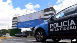 Аргентинанын борборундагы полиция машинеси.