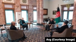 دیدرا محمداشرف غنی با شماری از رهبران سیاسی شورای عالی مصالحه ملی.