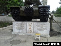 Этот танк в центре Душанбе был восстановлен военнослужащими российской 201-й дивизии.