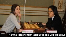 Марія Музичук (ліворуч) та Хоу Іфань. Львів, 2 березня 2016 року