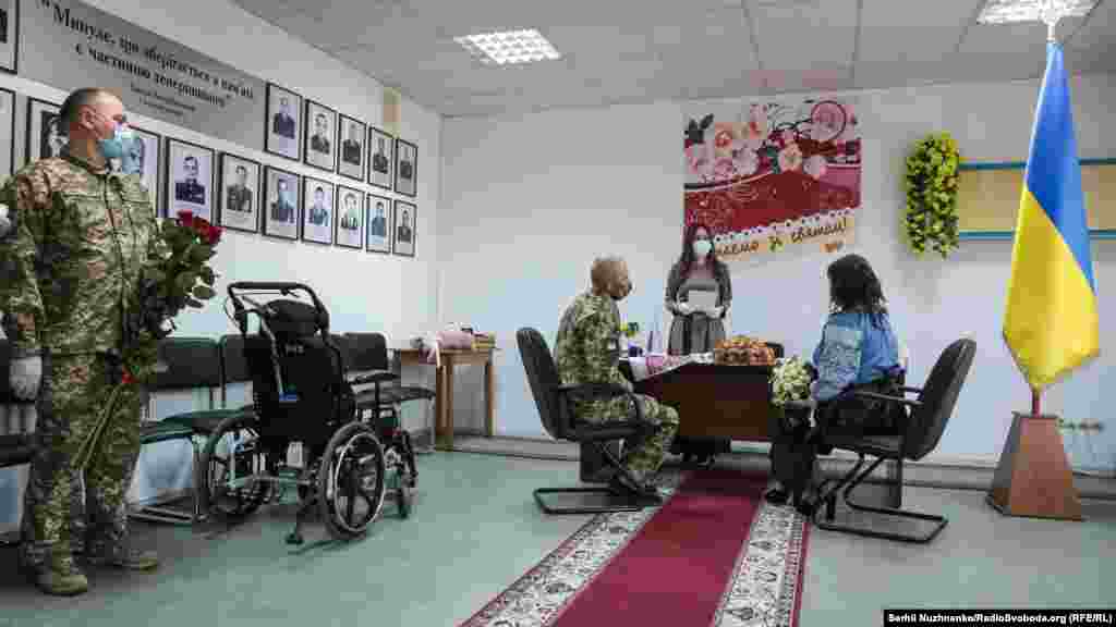 Виїзна шлюбна церемонія для пораненого військового ЗСУ Ігора Пономарчука та Аліни Дьоломінї, Київ, 2 травня 2020 року