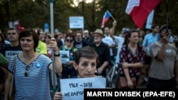 Участница акции протеста у посольства России в Праге держит плакат с надписью: «1968 – 2018. Мы не забываем», 20 августа 2018 года.