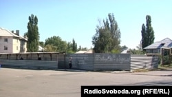 Жерстяний паркан на місці одного з найвідомішого будинку у Вуглегірську
