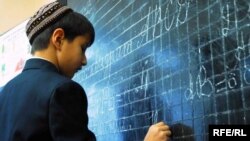 Türkmenistanda bir rus dilli synp otagynda sapak geçilýär.