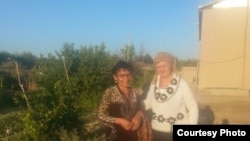 Узбекские правозащитницы Малохат Эшонкулова (слева) и Елена Урлаева в Хорезмской области.