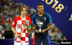 Cүрөттө Лука Модрич менен Килиан Мбаппе.