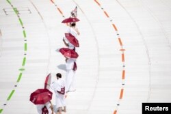 2020-жылы ажылыкка барган жергиликтүү мусулмандар Каабаны аралыкты сактоо менен курчашты. Сауд Арабиясы.