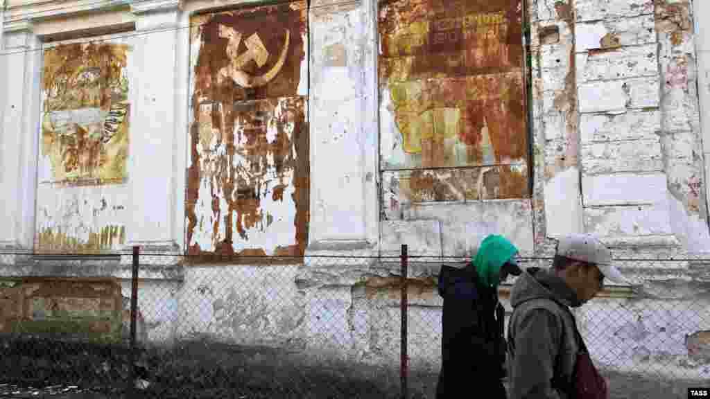 Занедбаний будинок старої грязелікарні. Славою бальнеологічного курорту Саки зобов&#39;язані Сакському озеру, з дна якого і добувають унікальні лікувальні грязі. Крім Сакського озера, цілющі грязі є ще в озерах Сасик-Сиваш і Кизил-Яр, розташованих у Сакському районі