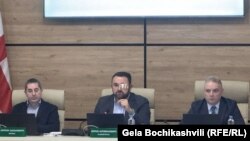 ԿԸՀ նախագահ Գիորգի Կալանդարիշվիլին միջադեպից հետո դահլիճ է վերադարձել աչքը կապած, առանց փողկապի, 16-ը նոյեմբերի, 2024թ․