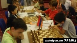 Հայկ Մարտիրոսյանը (աջ) խաղի ընթացքում