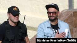 Кирилл Серебренников (справа) у здания Басманного суда Москвы после решения о домашнем аресте, 23 августа 2017 г.