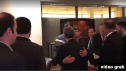 Представители правительственной делегации Таджикистана и сторонники оппозиции перед инцидентом с потасовкой. Варшава, 12 сентября 2018 года. 