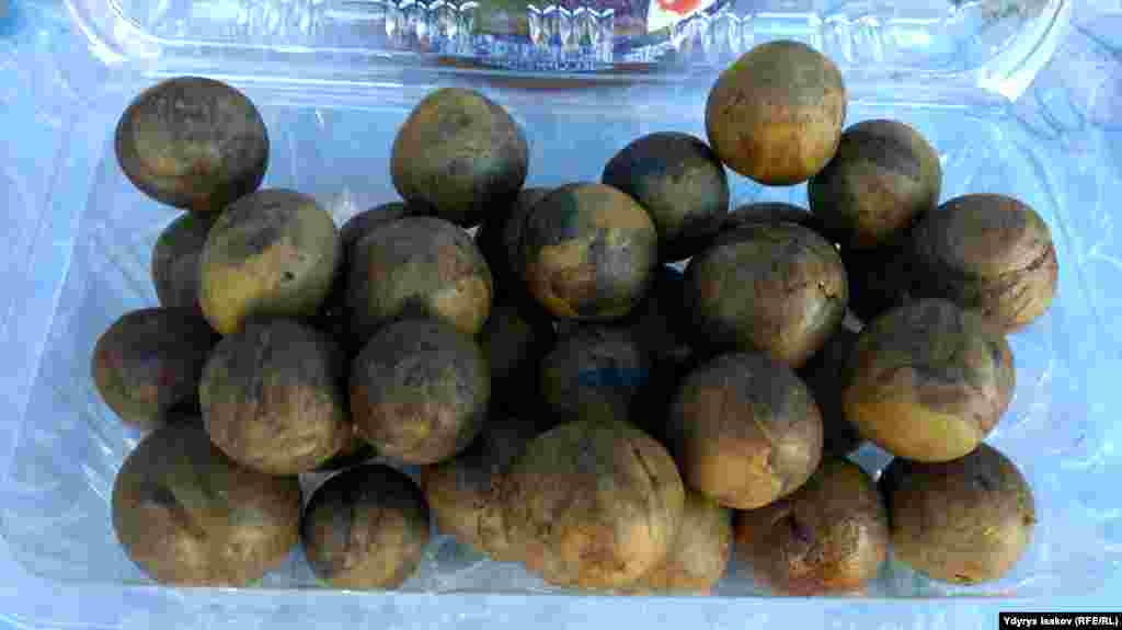 Мунун бир даанасынын баасы жүз сом. Аны спиртке кошуп, ичимдик жасашат.