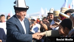 Социал демократтар партиясынын талапкери, шайлоодо 54,74% добуш алган Сооронбай Жээнбеков тарапкерлери менен жолугушуу учурунда.