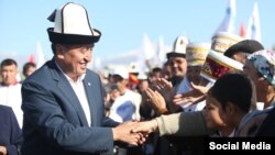 Сооронбай Жээнбеков во время предвыборной кампании, 2017 г.