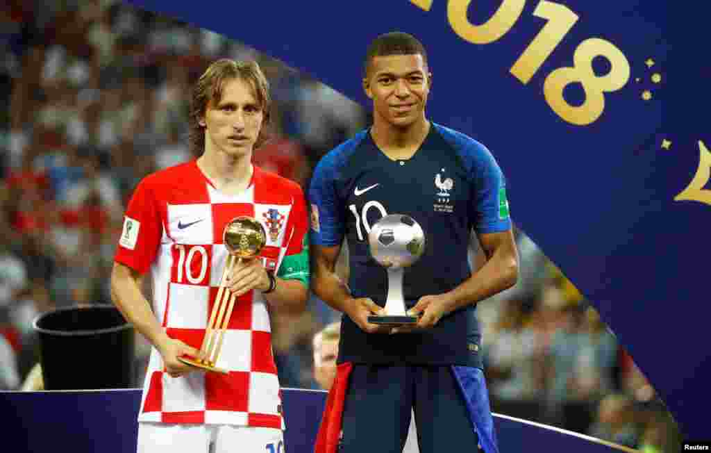 Хорватский футболист Лука Модрич с &quot;золотым мячем&quot; ФИФА и французским футболистом Кайлианом Мбаппе с наградой ФИФА молодому спортсмену.&nbsp;