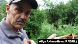Владимир Юндт, глава пчеловодческого хозяйства «Орта -Тентек», на пасеке. Алматинская область, 4 июля 2011 года.   