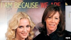 Мадонна и Джейн Розенталь на премьере фильма "I Am Because We Are" в рамках фестиваля