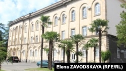 Накануне абхазский парламент ушел на каникулы до 6 сентября