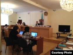 Зал судебного заседания по делу Владимира Козлова, Серика Сапаргали, Акжаната Аминова.