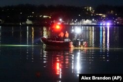 Човен аквалангістів на місці падіння літака у річку Потомак. Вашингтон, 30 січня 2025 року