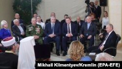 Чарада катнашучылар арасында Февзи Якубов (арткы рәттә, уңда)