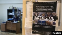 "Golos Respubliki" gazetiniň žurnalisti iş jaýynda işläp otyr. Almaty, 21-nji noýabr, 2012 ý.