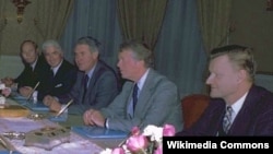 Альфред Атертон, Вільям Салліван, Сайрус Венс, Джиммі Картер і Збігнєв Бжезінський, 1977 рік