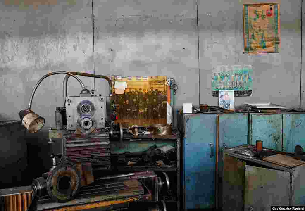 Покинутий цех. Завод нещодавно привернув увагу влади. Кількість тих, хто заразився коронавірусом в Україні та світі, продовжує зростати. Коронавірус, як правило, вражає легені хворих, призводить до дихальної недостатності &ndash; при важкій формі недуги пацієнти не можуть вижити без апаратів ШВЛ